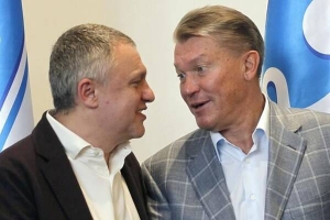 Ігор Суркіс (ліворуч) та Олег Блохін уклали чотирирічну угоду про співпрацю 25 вересня 2012-го