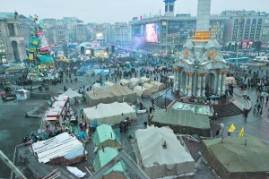 Після штурму столичного Майдану 11 грудня біля стели Незалежності та на Хрещатику мітингувальники встановили нові намети