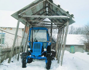 Техніку на зиму ставлять під навіс. Якщо такої можливості немає — змащують вузли і накривають плівкою