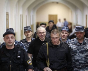 Михайла Ходорковського ведуть на одне з судових засідань у Москві в червні 2011-го. Він не визнав своєї провини в шахрайстві і несплаті податків