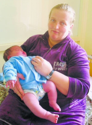 Тетяна Юрчук тримає сина, якого народила минулого вівторка. Лікарі припускають, що немовля — найбільше в Україні
