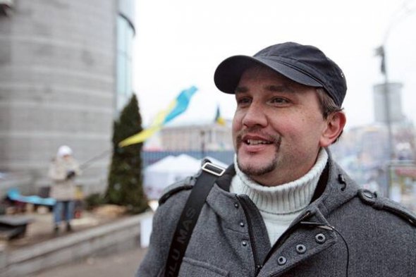 Володимир В’ятрович
історик, громадський діяч
Народився 7 червня 1977 року у Львові. Батько був будівельником, нині покійний. Мати – робітницею на заводі.
Закінчив Львівський національний університет імені Івана Франка. Викладав в Українському католицькому університеті. Працював у Інституті українознавства імені Крип’якевича НАН України.
2004 року був співзасновником і одним із координаторів Громадянської компанії ”Пора!” (чорна), займався там стратегією, креативом і масовими акціями. Рух охопив близько 20 тисяч молодих людей, переважно студентів, мав на меті мобілізувати їх відстояти чесне волевиявлення на президентських виборах.
У 2008–2010 роках – директор архіву Служби безпеки України. Провів розсекречення архівних документів, пов’язаних з українським визвольним рухом, політичними репресіями та Голодомором. У 2010–2011-х працював в Українському науковому інституті Гарвардського університету. 2012-го вивчав матеріали архіву Інституту Гувера, Стенфордський університет, США.
Очолює вчену раду Центру досліджень визвольного руху – української неурядової дослідницької установи. Член наглядової ради Національного музею-меморіалу жертв окупаційних режимів ”Тюрма на Лонцького” у Львові. Старший науковий співробітник у Національному університеті ”Києво-Могилянська академія”.
Захистив кандидатську дисертацію про закордонні рейди УПА. Автор семи книжок, зокрема: ”Друга польсько-українська війна. 1942–1947”, ”Історія з грифом ”Секретно”. Співавтор книжки ”Українська повстанська армія. Історія нескорених”. Головний редактор книжкової серії ”Наш формат історії”.
Захоплюється музикою – рок, джаз. Із літератури – історією, філософією, фантастикою. Остання прочитана книжка – канадського журналіста й соціолога Малкольма Ґладвелла ”Переломний момент: як незначні зміни призводять до глобальних перемін”.
Любить подорожувати, особливо горами, і куховарити. Віддає перевагу м’ясу й овочам. Плов і рисову запіканку з яблуками може приготувати на багатті.
Живе з дружиною в Києві, мають кицьку Обаму