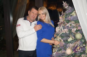 Нардеп-­”ударівець”, екс-голова уряду Криму Сергій Куніцин одружився з Юлією Гогіною 21 грудня. Після загсу поїхали на київський Майдан
