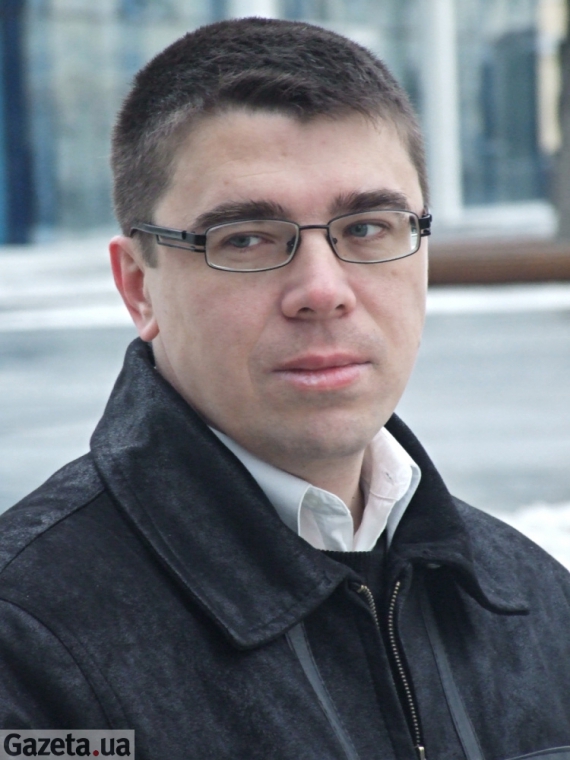 Олег Однороженко, 39 лет, историк.
Родился в 1974 году в Харькове в семье рабочих. Бабы и деды - крестьяне с юга Харьковщины.
Один из инициаторов восстановления организации "Патриот Украины" в 2004 году и создания Социал-национальной ассамблеи в 2008-м. Сейчас - их идеологический референт.
С 2005 года работает в Институте украинской археографии и источниковедения имени Михаила Грушевского НАН. Старший научный сотрудник. Ответственный редактор издания "Сфрагистичних ежегодник" и член редакционных коллегий ряда изданий по истории в Украине и Польше. Автор десяти монографий и около ста научных статей. Круг научных интересов - геральдика, генеалогия, сфрагистика, история элит, религиоведение.
Живет в Киеве и Запорожье с женой и тремя детьми: Ярославой 2000, Богданой 2007 и Владимиром 2012-го года рождения.
Член основанной народным депутатом от Партии регионов Вадимом Колесниченко организации "Русскоязычная Украина" журналист Владимир Корнилов назвал Однороженко ключевой фигурой в организации массовых драк с милицией 1 декабря 2013.
23 декабря Однороженко арестован и взят под стражу. Дзержинский райсуд Харькова изменил меру присечения в деле с 2009 года, по которому тот подозревается в нанесении телесных повреждений.
По словам адвоката, суд никак не обосновал необходимость изменения меры пресечения на содержание в СИЗО и не объясняет, чем не устраивали поруки народных депутатов.