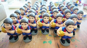 Майстри з іспанського міста Жирона виготовили фігурки, які зображують найкращого футболіста світу Ліонеля Мессі. Їхня ціна — 10 євро.