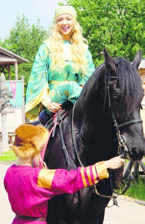 Співачка Наталія Валевська зі своїм конем Візантієм у парку Київська Русь, неподалік столиці. Його в червні цього року подарував чоловік Володимир до 10-річчя шлюбу

