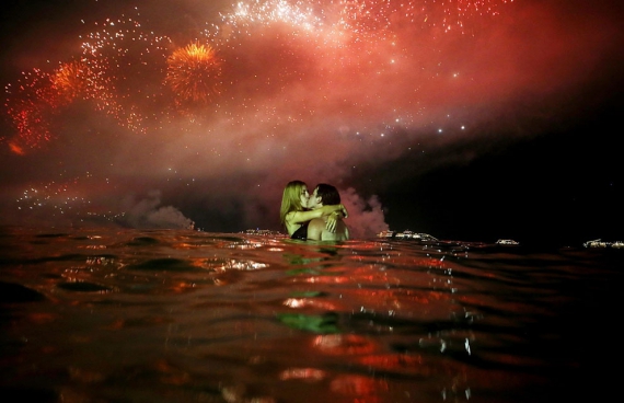 Закохані під вогнями феєрверків у воді біля пляжу Копакабана в Ріо-де-Жанейро. У Ріо-де-Жанейро на набережній Копакабана яскраве піротехнічне шоу тривало 16 хвилин. Салютом керувала спеціальна комп'ютерна програма, загалом було використано 24 тонни піротехніки. Її попередньо розмістили на плотах, поставлених на якір в океані навпроти Копакабани.