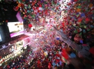 Конфетти во время празднования Нового года на Таймс-сквер в Нью-Йорке. Снегопад из конфетти и фейерверки на Таймс-сквер заставили жителей города дарить друг другу поцелуи и объятия.