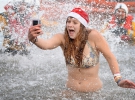 Больше тысячи моржей в праздничных “нарядах” совершили заплыв в холодные воды реки Форт в Саус Квинсферри, Шотландия. В Европе есть только одно место, где Новый год любят так же страстно, как в странах СНГ– это Шотландия. Здесь этот праздник называется Хогманай, и шотландцы празднуют его весело, ярко, с размахом и до самого рассвета. Одной из праздничных традиций, поддерживаемых жителями Шотландии уже много лет, является новогоднее моржевание.