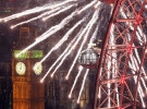 Тысячи людей в Лондоне выстроились вдоль берега реки Темзы, чтобы увидеть впечатляющий новогодний фейерверк.