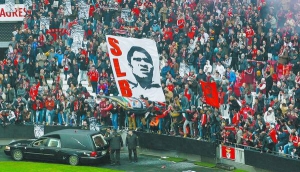 Труна з тілом Ейсебіо на стадіоні ”Да Луш” у Лісабоні. Уболівальники вивісили портрет легендарного футболіста. SLB — абревіатура клубу ”Бенфіка”
