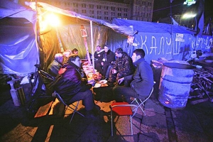 6 січня на майдані Незалежності у Києві зустрічають Святвечір. Мітингувальників пригощають трьома видами куті, пончиками, пиріжками, пісним борщем, калачами, вінегретом