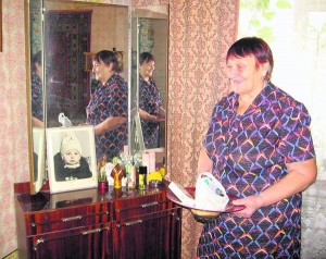 Алла Васильєва у своїй черкаській квартирі. Вона 35 років здавала кров. За донорство отримує 110 гривень надбавки до пенсії