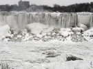 В этом году Ниагарский водопад опять почти замерз по причине арктического вихря. Температура в некоторых районах США и Канады упала до рекордного минимума - ниже 30 градусов по Цельсию. Канада, Онтарио, 8 января 2014.