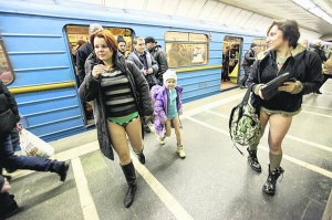 Люди виходять у неділю з потяга на столичній станції метро під час акції ”В метро без штанів”. Посередині – наймолодша учасниця 6-річна Настя Буглак