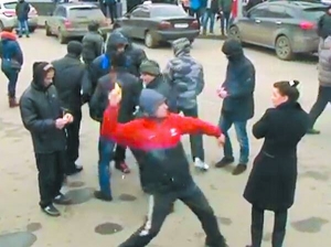 Чоловік у спортивному костюмі кидає петарду. 12 січня на активістів Харківського майдану, що зібрався біля пам’ятника Ярославові Мудрому, напали тітушки. Намагалися спровокувати бійку, кидали петарди та димові шашки. На місці сутички знайшли ножа. У мережі з’явилося відео, на якому видно, як міліціонер віддав зброю одному з тітушок