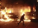 Хроніка Євромайдану. Вже на першому кордоні &quot;Беркута&quot; розпочалася бійка між євромайданівцями та силовиками. За ніч протестувальники спалили шість одиниць спецтехніки.
