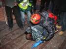 Хроника Евромайдана. Пострадало более сотни граждан, 40 человек госпитализировано. На фото: демонстранты берут в плен беркутовца.