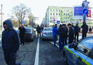 Іномарками перегородили дорогу, якою мали виїхати учасники автомайдану в Донецьку. 19 січня активісти збиралися пікетувати будинок Януковичів на вулиці Райніса, 65а-65г