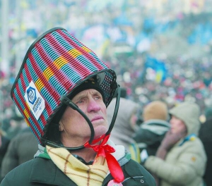 Чоловік прийшов на народне віче в столиці 19 січня із кошиком на голові. Кияни на знак протесту щодо ухвалених законів, які обмежують їхні громадянські права, одягли на голови каструлі, друшляки, шоломи