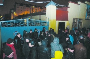 Львів’яни у ніч проти 20 січня блокують виїзди з частини Внутрішніх військ. Кажуть, солдати анонімно подзвонили учасникам львівського майдану і поділилися інформацією, що бійців відправляють на Київ