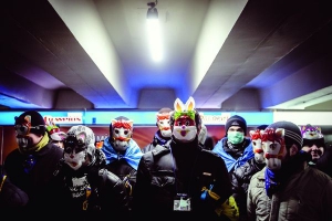Протестувальники в масках біля входу до метро ”Майдан Незалежності”. Київ, 19 січня 2013 року