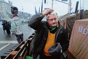 Володимир БОГДАН, 59 років, будівельник.
Народився 1955-го в місті Виборг Ленінградської області Росії в сім’ї військового. Батьки родом із Волині. 1956-року переїхали до Червонограда Львівської області. Закінчив там школу № 4. ”Дуже дурнуватий клас. Нам усе місто завидує. 43 роки збираємося по п’ять разів на рік. Майже всім класом і на Майдан приїхали”. Закінчив будівельний технікум у Львові. Працював на будівництвах у Росії. Зараз – на пенсії.
Молодший брат Віктор – хімік, професор Московського університету. Дружина – пенсіонерка, колишній бухгалтер. Син Роман живе в Москві, будівельник. Має онуків – 10 і 8 років.
Володимир Богдан живе на хуторі неподалік села Чижиків Пустомитівського району Львівщини. Має власний став. Тримає кролів, гусей, курей, індиків, качок, кіз. Депутат сільської ради.
На Майдан приїхав 8 грудня
Володимир Богдан носить під шапкою капустяне листя, щоб не боліла голова. Його намет стоїть біля сцени з гучною музикою