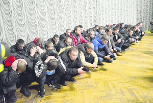 Тітушки сидять в актовому залі Будинку профспілок. Їх затримали в ніч на 22 січня на вулиці Старонаводницькій. Чоловіки з Полтави приїхали до столиці, їм пообіцяли платити по 300 гривень за день
