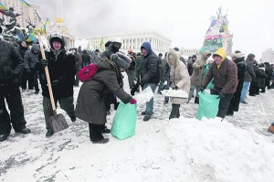 Протестувальники збирають сніг у мішки для укріплення барикад. 22 січня, Київ