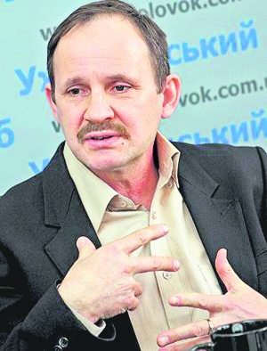 За Шевченківську премію Мирослав Дочинець змагається з письменниками Юрієм Буряком, Костянтином Москальцем і Юрієм Щербаком. Цьогоріч винагорода становить 1 мільйон 300 тисяч гривень