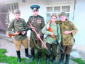 Учні Корецької школи на Рівненщині під час зйомок фільму про радянських розвідників. Зброю мали іграшкову та саморобну, виточену з де­­рева
