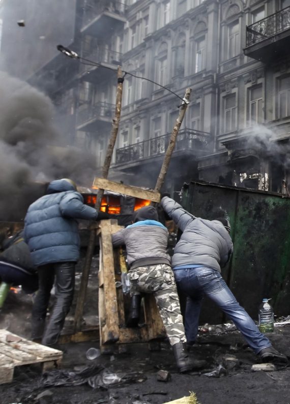 Хроніка Майдану. Мітингувальники стріляють з імпровізованої катапульти. Київ, Європейська площа, 23 січня 2014