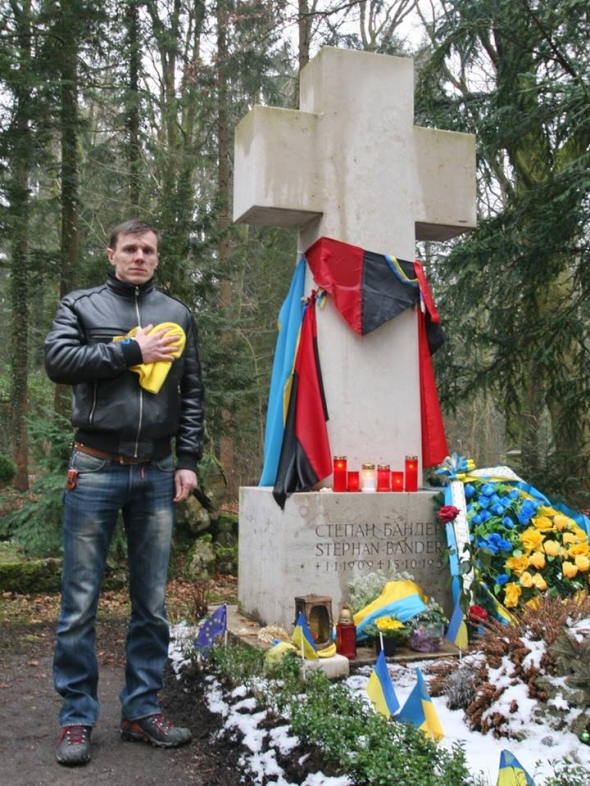 "Неймовірні відчуття, а також колосальне піднесення бойового духу!!! Мюнхен, могила героя України і справжнього патріота Степана Бандери!!! Слава героям УКРАЇНИ!!! (відраховую хвилини до зустрічі, на яку мене запросив чоловік, який був одружений на доньці Бандери, і який зараз є головою ОУН в Мюнхені! Сподіваюсь це буде історична зустріч, і я дізнаюсь багато цікавого, про те, що не прочитаю в книжках!)", - написав Сергій Коба 3 лютого 2014 року