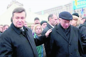 27 листопада 2010 року президент Віктор Янукович (ліворуч) та прем’єр-міністр Микола Азаров вийшли до людей, які виступили проти нового Податкового кодексу. Глава держави пообіцяв ветувати закон, але зробив це частково
