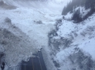 Мощная лавина сошла на шоссе Ричардсон, единственную магистраль, что соединяет нефтяной порт Валдиз на побережье Тихого океана с &quot;большой землей&quot;. Аляска, 25 января 2014.