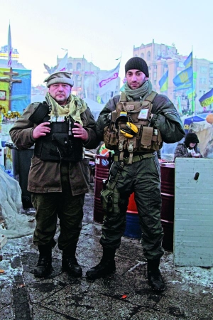 Афганець Антон Примушко (ліворуч) та колишній армійський снайпер Олександр стоять позаду головної сцени на столичному Майдані. Обидва там від початку протестів, коли ”Беркут” в ніч на 30 листопада біля стели Незалежності побив студентів. Додому, кажуть, поїдуть після перемоги революції
