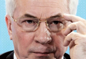 Микола Азаров очолював український уряд від 11 березня 2010 року по 28 січня 2014-го. Він був 14-м прем’єр-міністром України. До студентських років носив прізвище Пахло. Як і його батько – естонець Пахло Яан Робертович. Мати Катерина Павлівна мала прізвище Кваснікова. Екс-прем’єр-міністр стверджує, що успадкував прізвище Азаров від бабусі, у якої виховувався. Село на схід від Калуги, де він ріс, також називається Азарово. За іншими даними, він лише після шлюбу взяв прізвище дружини Людмили Азарової