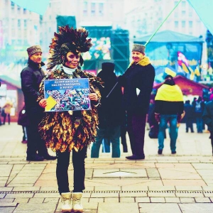 Дівчина вийшла на Майдан у шоломі з барвистого пір’я. Його виготовили у майстерні ­”Патока ­Студіо”. Чоловічі моделі роблять схожими на лицарські та з рогами
