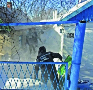 31 січня рятувальники розчищають від снігу подвір’я літньої жінки на проспекті Пролетарському в місті Бердянськ на Запоріжжі. Дах і вхідні двері до її будинку замело снігом так, що добу не могла вийти