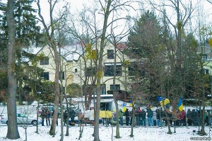 Активісти Автомайдану пікетують біля маєтку у Відні, який нібито належить родині колишнього прем’єра Миколи Азарова. 3 лютого