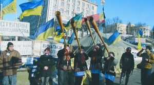 Четверо жителів села Смереків Верховинського району Івано-Франківщини в середу грають на трембітах перед солдатами Внутрішніх військ на столичній вулиці Грушевського