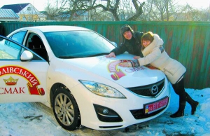 Василь Клименко з дружиною Катериною біля свого авто, яке виграв у ”Караоке на Майдані”. Став найкращим співаком 2013 року