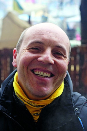 Андрій ПАРУБІЙ. Народився 31 січня 1971 року в Червонограді на Львівщині. Сім'ю з-під польського Любачева переселили у Верхню Білку коло Львова. Дід був кулеметником Української галицької армії. Батько – наймолодший із 12 дітей, троє з яких воювали в УПА, за що сім'ю виселили до Сибіру. Він любив гори і, з поверненням в Україну, вступив до Червоноградського гірничого училища. Виявилося, що то не до верху, а під землю. Працював шахтарем. Зараз батько – кандидат історичних наук. Був першим керівником виконкому міського Руху. Андрій із 14 років працював у архітектурно-археологічних експедиціях у давньоруській фортеці Тустань. 17-річним очолив першу в Україні націоналістичну організацію ”Спадщина”. 1994-го закінчив історичний факультет Львівського університету імені Франка. Аспірантуру – соціологію й політологію – у Львівській політехніці. Кандидатську на тему ”Вплив міфології на формування ідентичності молоді” написав, але не захистив. Каже, це буде першою справою після депутатства. У 18 років став депутатом Львівської обласної ради. Відтоді постійно обранець різних рад. Народний – вдруге і вперше за партійним списком. Член політради ВО ”Батьківщина”. Мав кримінальні провадження. 1996 року – за бійку з комуністами у Львові. 2010-го, в день ухвалення Харківських угод, звинувачений у занесенні в сесійну залу Верховної Ради димових шашок. Кілька віршів Парубія покладені на музику. Дружина – Уляна зі ”Спадщини” на псевдо Златка – на кафедрі фольклористики Львівського університету імені Франка досліджує найдавніші форми замовлянь. 11-річна донька Ярина вчиться у п'ятому класі. Займався карате, бойовим гопаком і греблею на каное. Захоплюється горами та скелелазінням