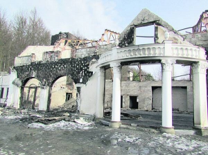 У ресторані Ігоря Кривецького вщент вигоріло 1200 ”квадратів” даху, внутрішнє й зовнішнє оздоблення, підлога, меблі. Він розташований у відпочинковому комплексі ”Узлісся” в урочищі Ріпище, за 27 кілометрів від Львова