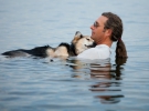 Старый пес Шеп спит на груди своего хозяина Джона Ангера. Только в воде больная артритом собака могла расслабиться, забыть о боли и уснуть. Джон каждый день водил ее на озеро.