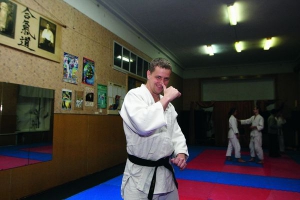 Олександр ДАВИДОВ, 34 роки, тренер з айкідо.  Народився в Харкові. Батько – будівельник, мати – бухгалтер.  Закінчив інженерний факультет Харківського університету будівництва та архітектури.  Займався вільною боротьбою, боксом, тенісом і йогою. 2007-го почав вивчати айкідо. За три роки перший з харків’ян отримав чорний пояс. 2010-го відкрив школу айкідо есінкан. Вчить дітей і дорослих.  31 січня написав у Facebook, що створює групу ”Оборона Харкова”. Її учасники виступають за мир і порядок у місті. Щодня з 18.00 до 20.00 чергують біля пам’ятника Тарасові Шевченку, де збираються майданівці.  Тренується по 4 години. Сповідує буддизм. Любить подорожувати і грати у японські шахи. Щоранку медитує