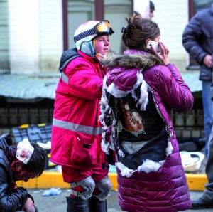 18 лютого на вулиці Інститутській у спину киянці Катерині Большаковій влучила граната. Розірвало куртку. Від рюкзака лишилася тільки лямка і дно. Наплічник урятував жінці життя