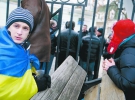 Протестувальники стоять біля барикади при вході до Михайлівського собору 30 листопада 2013-го. Після силового розгону, близько 200 активістів утекли і заховалися у храмі