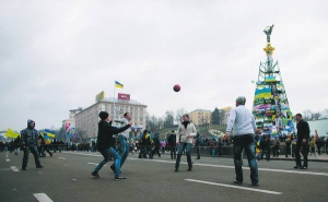 Вдень, після ранкової молитви, євромайданівці по черзі займалися волонтерськими обов’язками. Приїжджі протестувальники відпочивали на Хрещатику, біля Євроялинки. Організовували спортивні змагання, концерти, кіносеанси. Відкрили у наметі й каплицю. Фото 5 грудня 2013 року