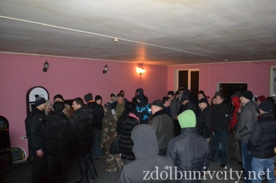 Здолбунів. 25 лютого 2014. Місцева самооборона нищить ігрові салони - незаконний бізнес.
